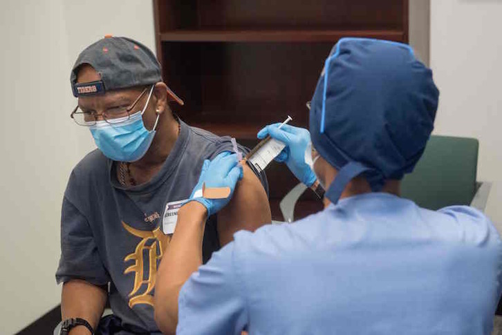 Un voluntario prueba en Michigan la posible vacuna de Moderna. (AFP Gerald Ford Health System)