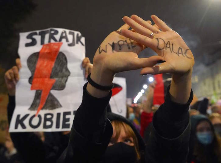 Varsovian emakumeak kalean. (Janek SNARZYNSKI | AFP)