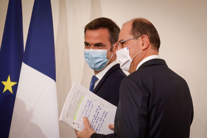 El ministro de Salud, Olivier Véran, y el primer ministro Jean Castex, anunciaron, el jueves, la extensión del toque de queda. (Ludovid MARIN/AFP) 