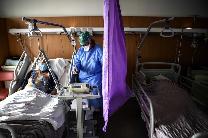 Una enfermera atiende a un paciente con covid-19 en la unidad de enfermedades infecciosas del Hospital de Gonesse, al norte de París. (Christophe ARCHAMBAULT | AFP)