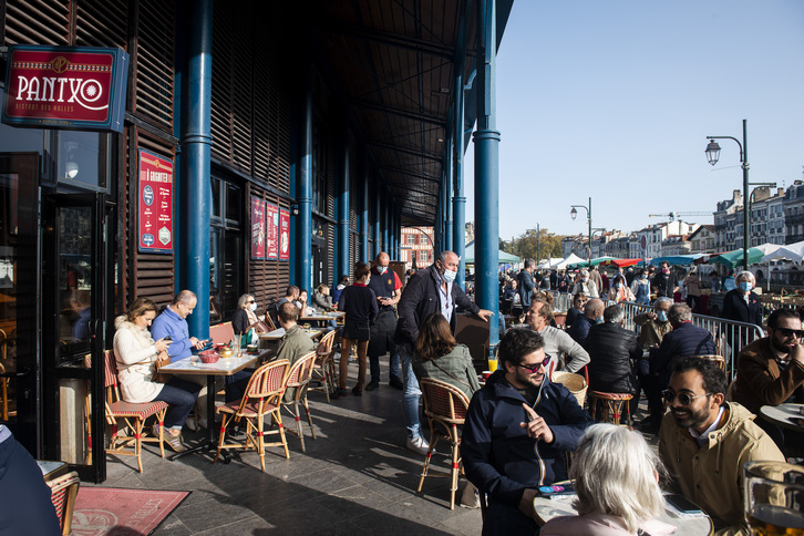Baionako Merkatuaren inguruko ostatuetan jende anitz bazen gaur goizean. (Guillaume FAUVEAU)