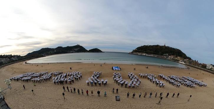 Kontxako hondartzan 600 lagun inguru batu dira "Resolution" mosaikoa osatzeko. (SARE)