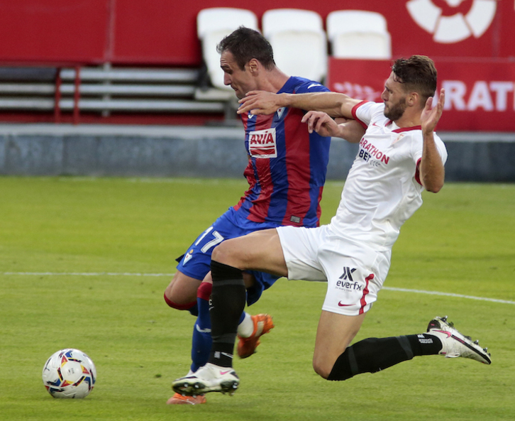 Kike supera a Sergi Gómez en la acción del gol azulgrana. (Manu GÓMEZ/AFP)