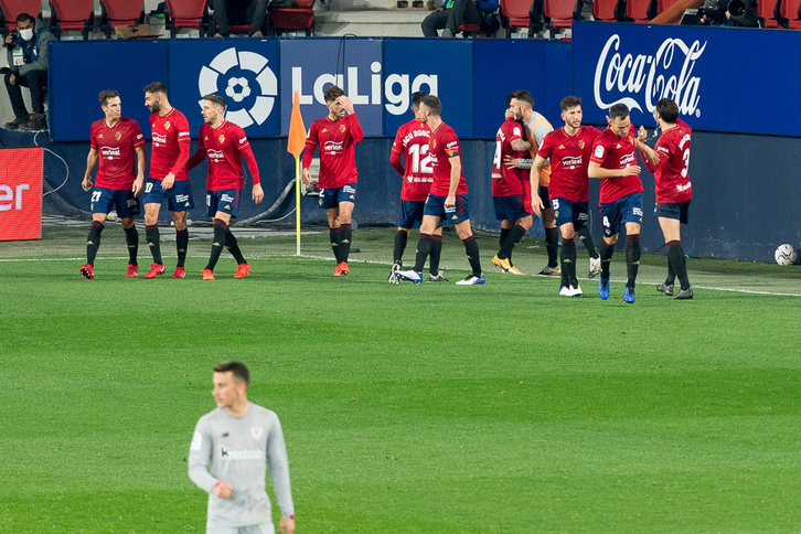 Los jugadores de Osasuna celebran el gol de Rubén García. (Iñigo URIZ / FOKU)