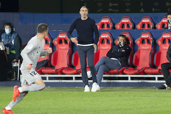 Garitano en el partido en El Sadar. (Iñigo URIZ / FOKU)