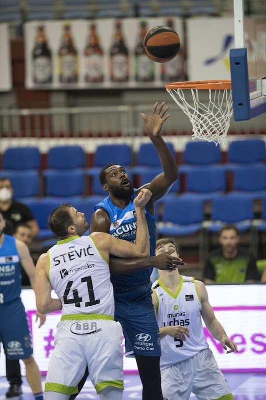 Dentro de la catástrofe de Gipuzkoa Basket, Okouo ha sido de lo más salvable. (Juan Carlos RUIZ / FOKU) 