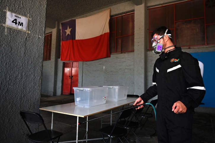 Cerca de 14,7 millones de personas están convocadas a las urnas en Chile. (Pedro UGARTE / AFP)