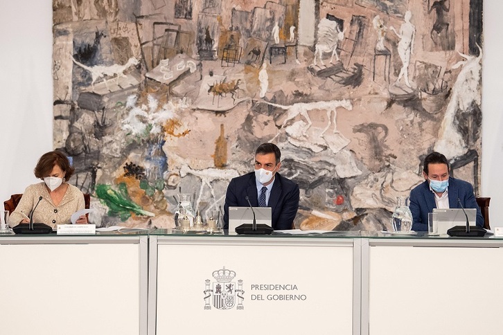 Pedro Sánchez, en el centro, junto a los vicepresidentes del Gobierno Carmen Calvo y Pablo Iglesias antes de comenzar el Consejo de Ministros. (Borja PUIG / AFP)