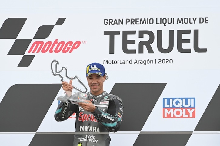 Franco Morbidelli, con el trofeo de ganador en el podio de Alcañiz (Pierre-Philippe MARCOU / AFP)