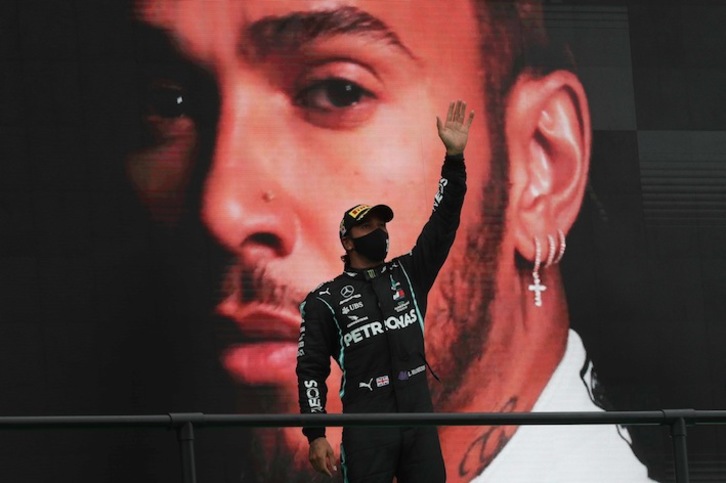 Hamilton celebra su triunfo en Portimao (Jose SENA GOULAO / AFP)