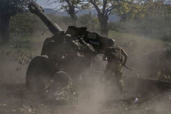 Artilleron del Ejército armenio abriendo fuego el mismo día en que se ha declarado la tregua. (Aris MESSINIS/AFP)
