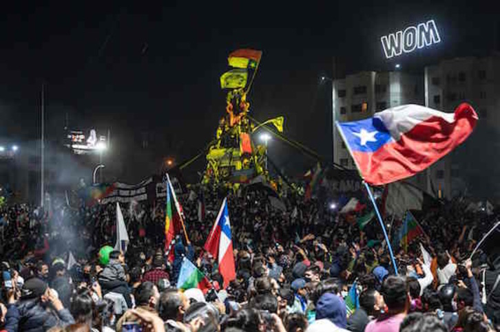 Actos de celebración en Santiago de Chile. (Pedro Ugarte / AFP)
