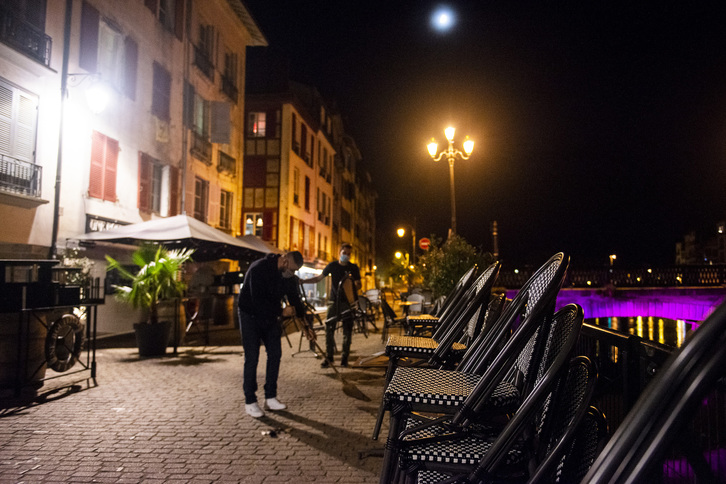 Desde el sábado los bares están cerrados y la vida de Baiona se detiene a las 21.00. (Guillaume FAUVEAU)