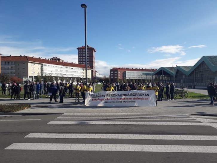 Mientras se celebraba la reunión, trabajadores de ambas plantas se han concentrado en el exterior de la sede del Gobierno en Gasteiz. (ELA)