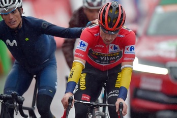 Roglic entra cabizbajo en la meta de Formigal, donde perdió el maillor rojo de líder (Ander GILLENEA / AFP)