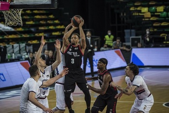 Jaylon Brown se eleva ante la defensa de Obradoiro (Aritz LOIOLA / FOKU)