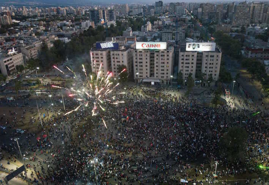 Miles de chilenos celebraron por todo lo alto una histórica victoria. (Javier TORRES/AFP)