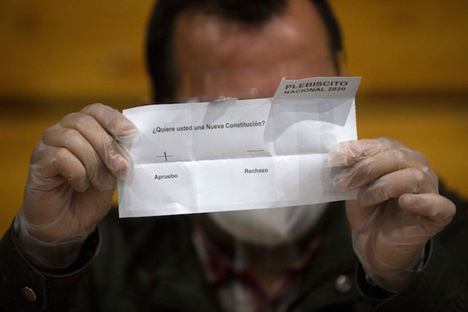 Una papeleta del ‘Apruebo’, que recabó cerca de seis millones de votos, más del 78%. (Claudio REYES/AFP)