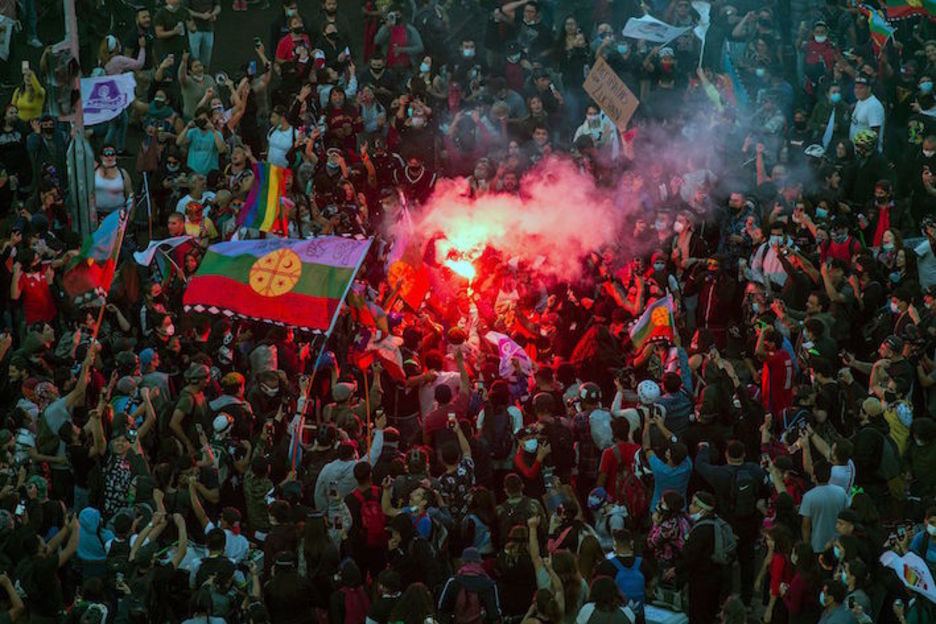 Banderas mapuches durante las celebraciones. (Javier TORRES/AFP)