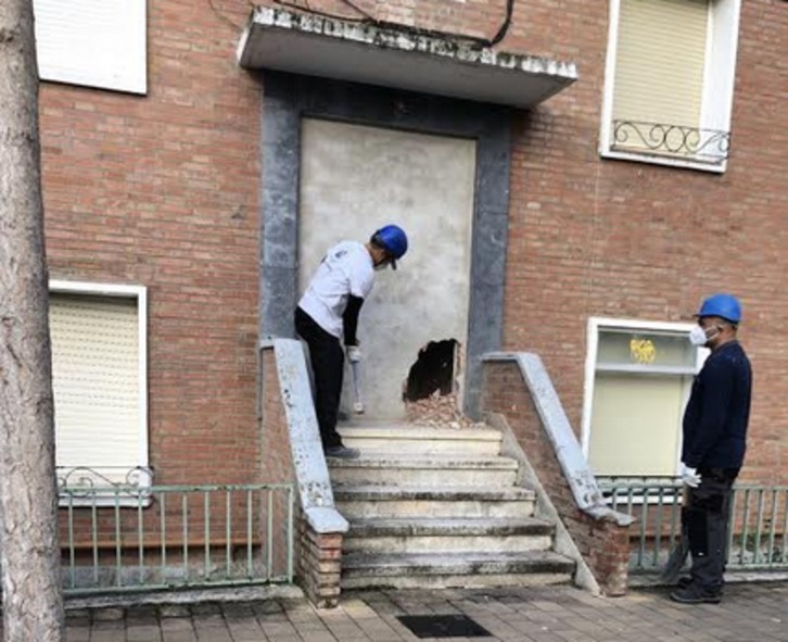 Derribo de casas ocupadas en Olarizu. (@VITORIAGASTEIZ )