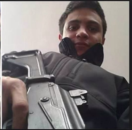 Imagen de Lorent Saleh con lo que parece un arma de repetición. (juventudes.org)