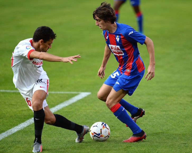 Bryan Gil encara a Navas en su primer partido como titular, el pasado sábado en Sevilla. (Cristina QUICLER/AFP)