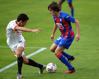 Bryan Gil encara a Navas en su primer partido como titular, el pasado sábado en Sevilla. (Cristina QUICLER/AFP)
