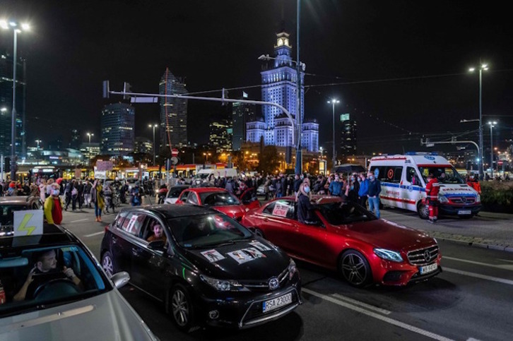 Tráfico bloqueado en el centro de Varsovia. (Wojtek RADWANSKI/AFP)