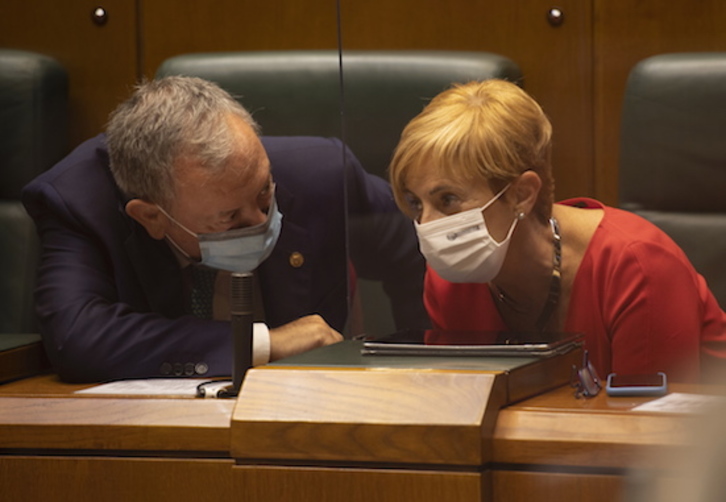 Los consejeros Pedro Azpiazu y Arantxa Tapia conversan durante un pleno del Parlamento. (Raúl BOGAJO/FOKU)