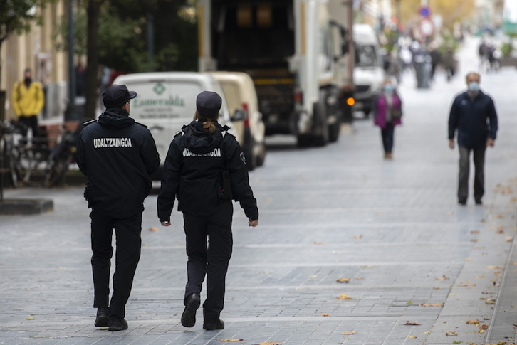 Policías municipales esta mañana en una parte vieja donostiarra más vacía que de costumbre. (Gorka RUBIO | FOKU)