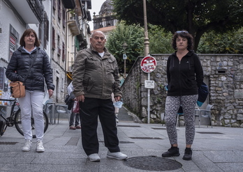 Mari Jose Aizpurua, Juan Altimasberes y Ana Isabel Elizondo, en Hernani. (Jon URBE/FOKU)