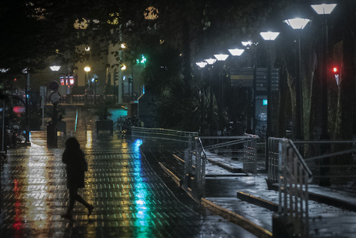 Calles casi desiertas esta pasada noche en Donostia. (Gorka Rubio / FOKU)