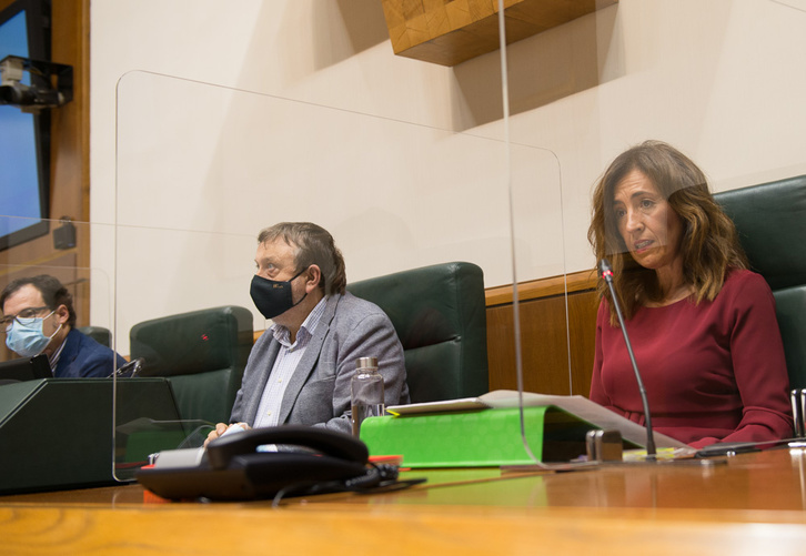 La consejera Olatz Garamendi, durante su intervención en el Parlamento. (Raúl BOGAJO / FOKU)