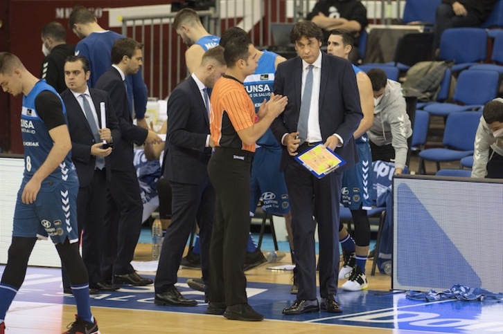 Burua altxatu eta arbelean idatzitakoa bete. Horra hor Marcelo Nicolak bere jokalariei ipini dizkien etxeko lanak. (Juan Carlos RUIZ / FOKU)