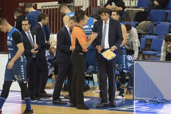 Burua altxatu eta arbelean idatzitakoa bete. Horra hor Marcelo Nicolak bere jokalariei ipini dizkien etxeko lanak. (Juan Carlos RUIZ / FOKU)