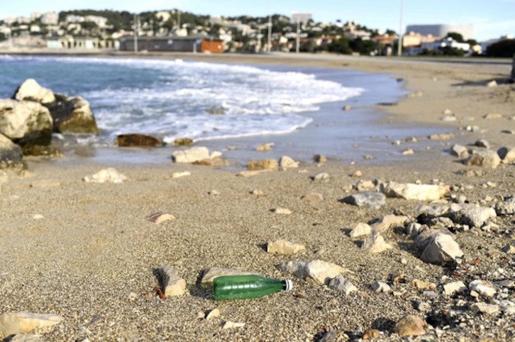 Residuos de plástico en una playa de Marsella. (Nicolas TUCAT/AFP)