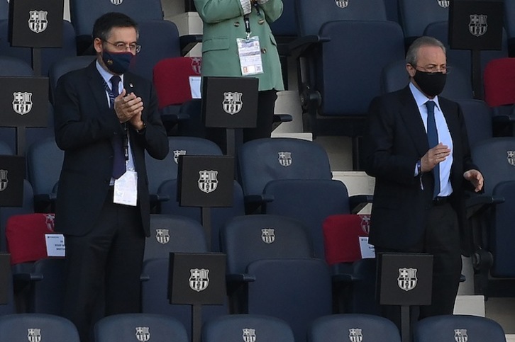Bartomeu, junto a Florentino Pérez, en el partido del pasado sábado (Lluis GENE / AFP)