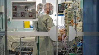 Profesionales sanitarios en la UCI del Hospital de Gurutzeta. (Marisol RAMÍREZ/FOKU)