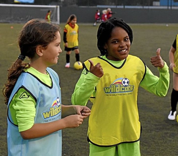 Dos niñas participantes del programa de formación de la FA «Wildcats». (FA)