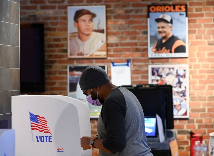Voto por correo en Baltimore, Maryland. (Andrew CABALLERO-REYNOLDS/AFP) 