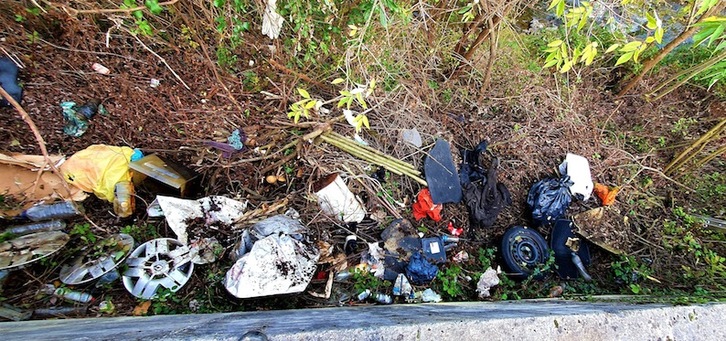 Restos de basura amontonados en el cauce del río Urola, en la zona industrial Matxinporta. (Eguzki)