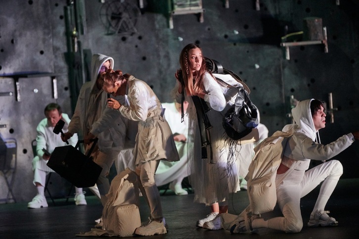 Arriaga Antzokiak estrenatu duen ‘Ama Kuraia’ obrari eragiten dio neurriak, besteak beste. (E. Moreno ESQUIBEL)