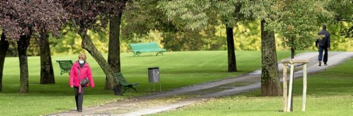 Dos personas caminan en rumbos opuestos por la Ciudadela de Iruñea. (Iñigo URIZ/FOKU)