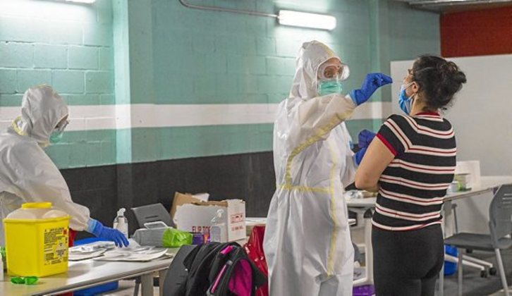 Profesionales sanitarios realizan test PCR en el párking del polideportivo de Portugalete en primavera. (Marisol RAMÍREZ/FOKU)