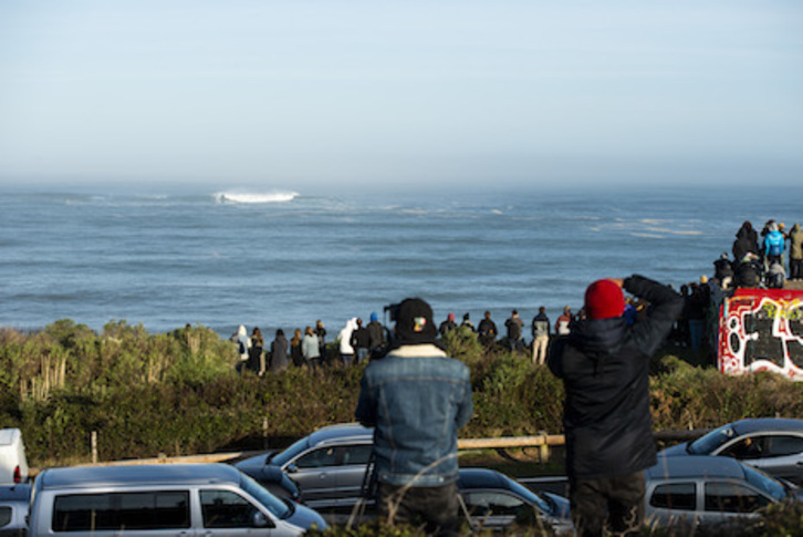 Jendea Erlaitzako labarretan bildu da Belharra olatua ikusteko. (Guillaume FAUVEAU)