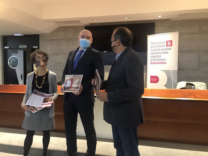 Toda, Asla y Hernán, con el estudio. (Foro Social Permanente)