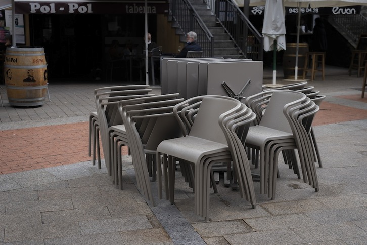 Kafetegi bateko terraza hutsa Bergaran. (Gorka RUBIO/FOKU)