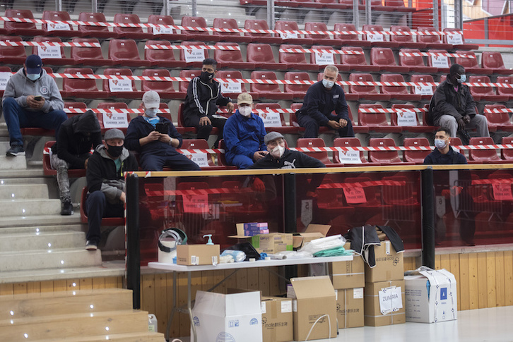 Esperando a PCR en el cribado de Zumaia. (Gorka RUBIO | FOKU)