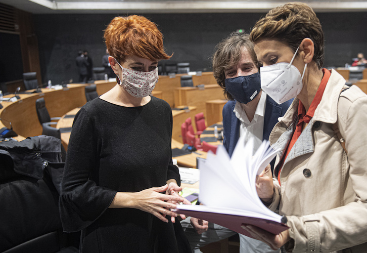 Bakartxo Ruiz (EH Bildu) conversa con Mikel Buil (Podemos-Ahal Dugu) y la lehendakari María Chivite, en una sesión previa en el Parlamento navarro. (Jagoba MANTEROLA/FOKU)