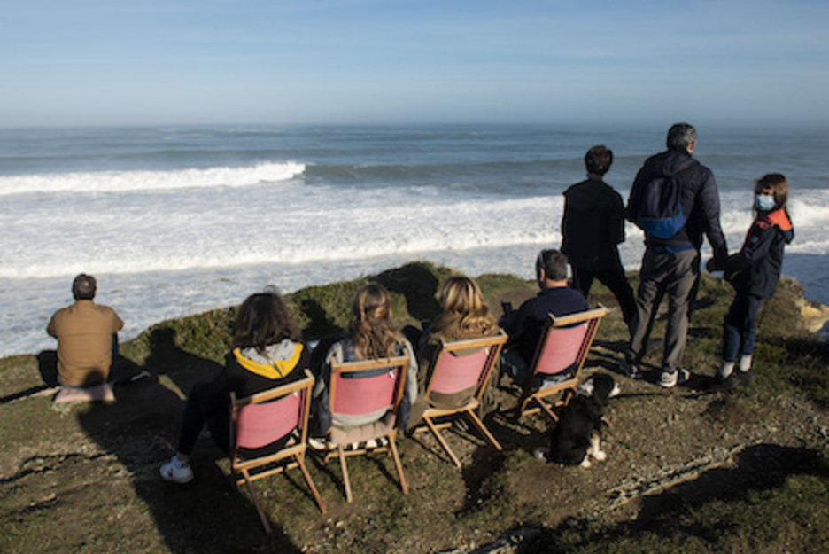 Ikusle batzuk ahulki eta guzti bertaratu dira Erlaitzako labarretara. Guillaume FAUVEAU